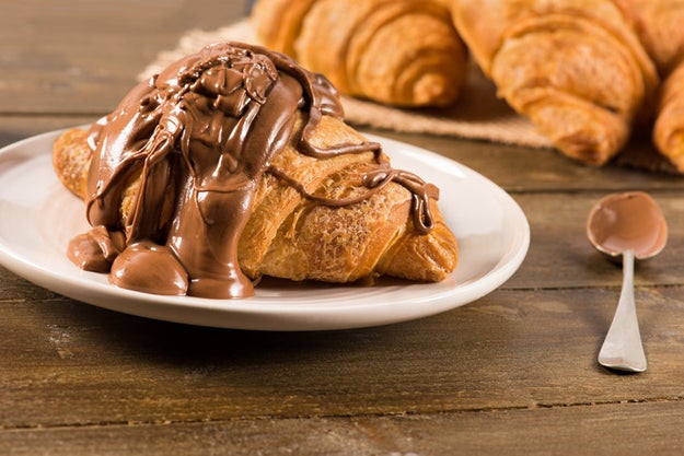 Até mesmo croissant lambuzado de chocolate se torna algo apaixonante.