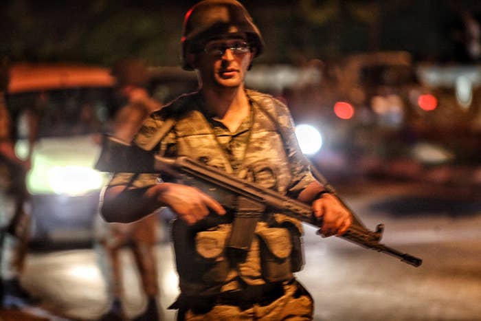 トルコで軍がクーデター アメリカは大統領側を支持 何が起こっているのか