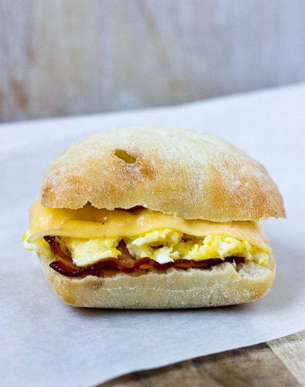Μπέικον, αυγό και τυρί Gouda Πρωινό Σάντουιτς