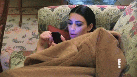 Pendant que vous dormiez à poings fermés, Kim Kardashian postait sur son compte Snapchat des extraits d'une vidéo qui allait changer la face du monde à tout jamais. Vous êtes prêts?