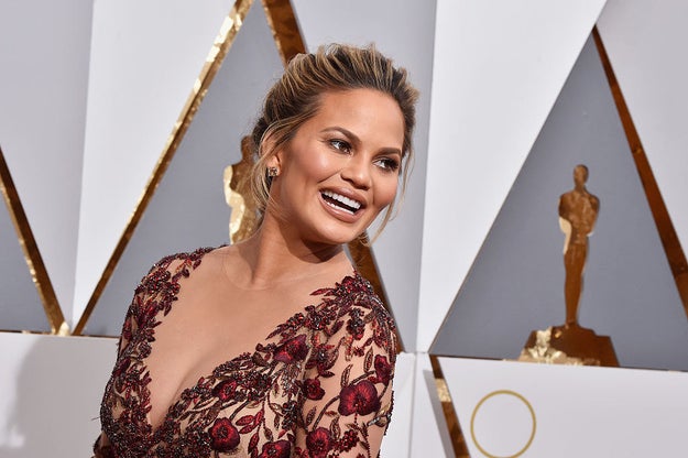 Among the celebs to tweet their solidarity with Leslie was model and all-round badass woman Chrissy Teigen.