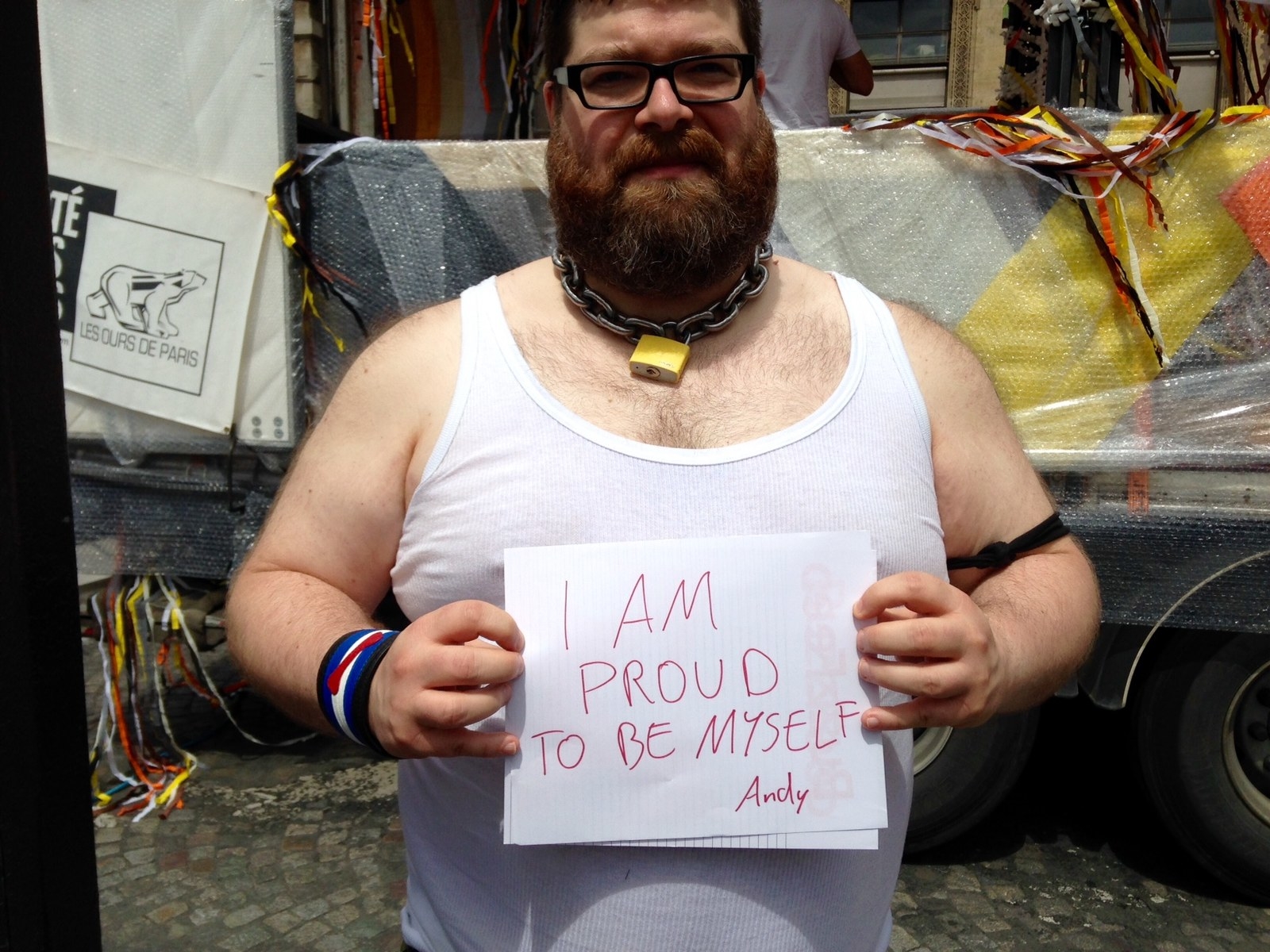 «Je suis fier d'être moi-même» («I am proud to be myself»).