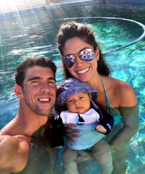 Sabe o que é ainda melhor? Michael Phelps versão papai. Este é Michael com sua noiva, Nicole, e o filho, Boomer. E sim, ele está, obviamente, tentando arruinar a sua vida com uma foto.