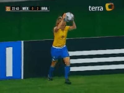 Esse golaço foi feito por Daiane, mas o que chama a atenção é a cobrança de lateral de Leah Lynn. Assista aqui.