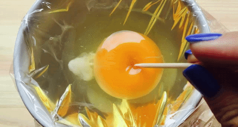 黄身の膜を破らないと電子レンジのなかで爆発します。黄身が壊れちゃうかな?と思ったのですが、意外に型くずれしない。