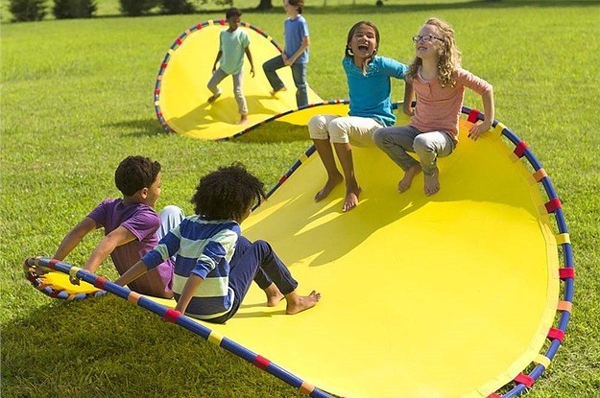 Детское развлечение игра. Летние развлечения для детей. Развлечения на свежем воздухе для детей. Летние игрушки для детей на свежем воздухе. Детские развлечения на воздухе.