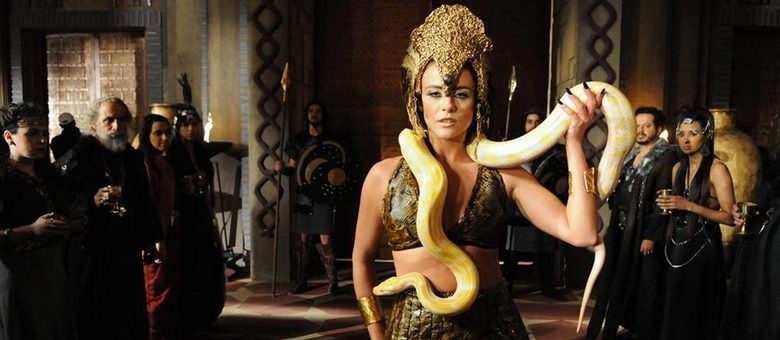De acordo com a descrição da personagem no site da Record, "Kalesi é uma rainha egoísta: só pensa nela, no poder dela, no que tem para manter. Mas ela também tem uma ironia, é muito sensual, muito estrategista, uma mulher muito forte, realmente tem o comando do reino junto com o rei Marek".