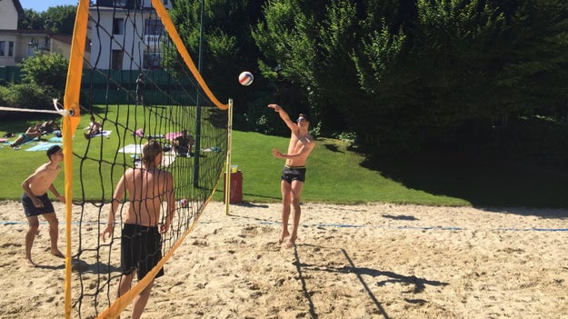 But these studs are extremely good at other sports too, like volleyball for example. Look at that beautiful spiking action Manuel Neuer is giving us.