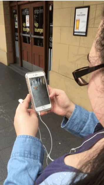 Esta é Michelle gritando, "PORRA, EU CONSEGUI!!!" após dar de cara com um Eevee.