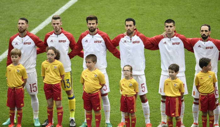 Téléchargement gratuit Images Chers Fans De Foot On A Des Questions Pour Vous dernière par