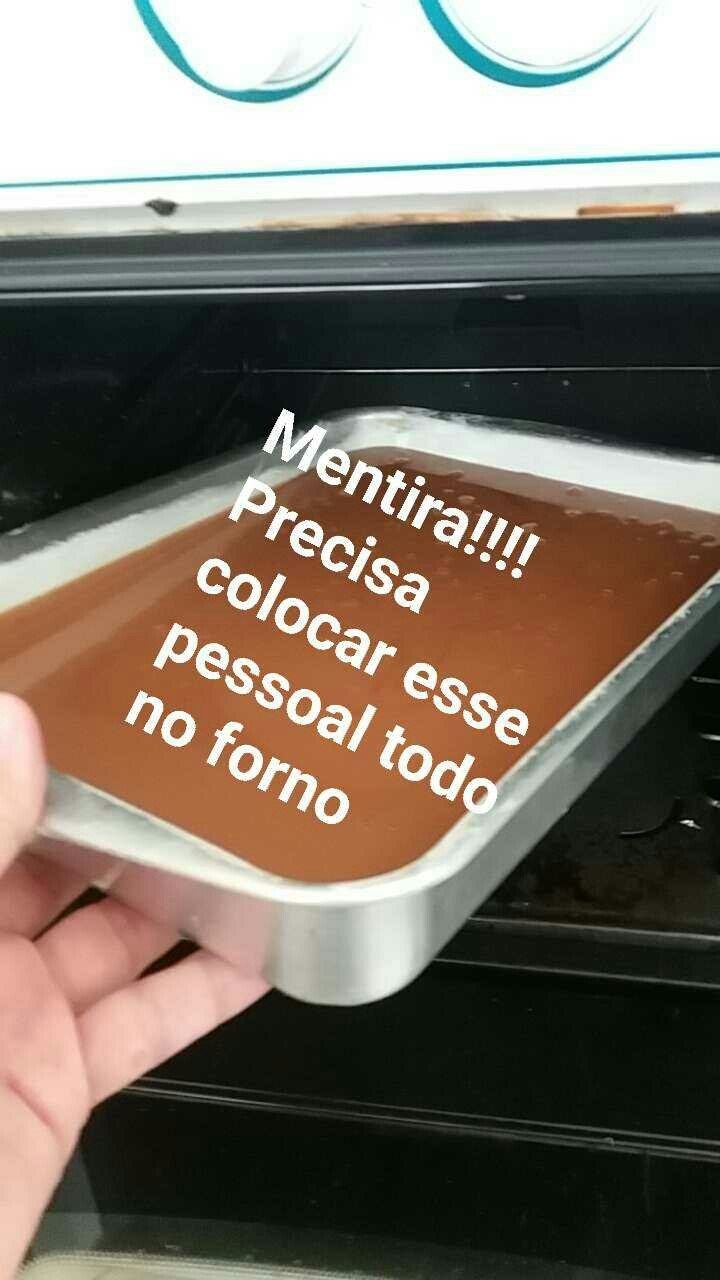 Pré-aqueça o forno por 20 minutos e deixe a massa lá dentro por 45 minutos.