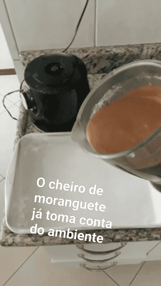 Para untar a forma, passe margarina e farinha.