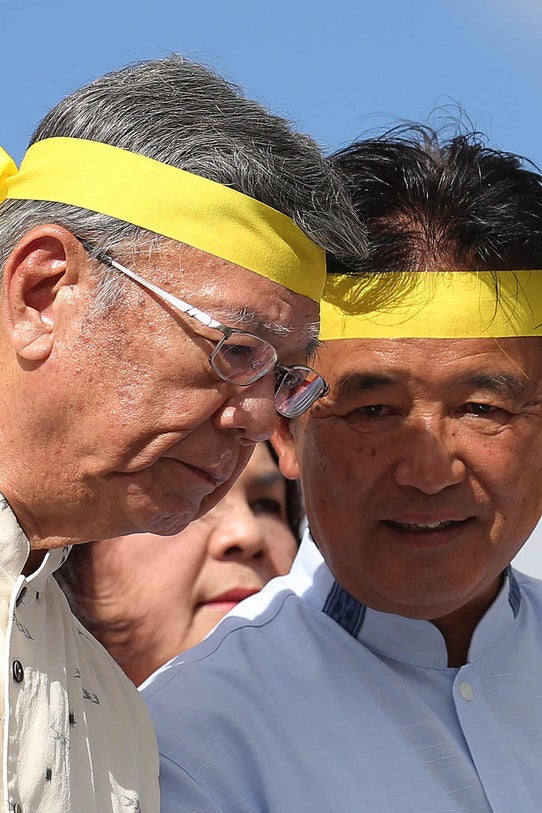 翁長知事と話す伊波氏