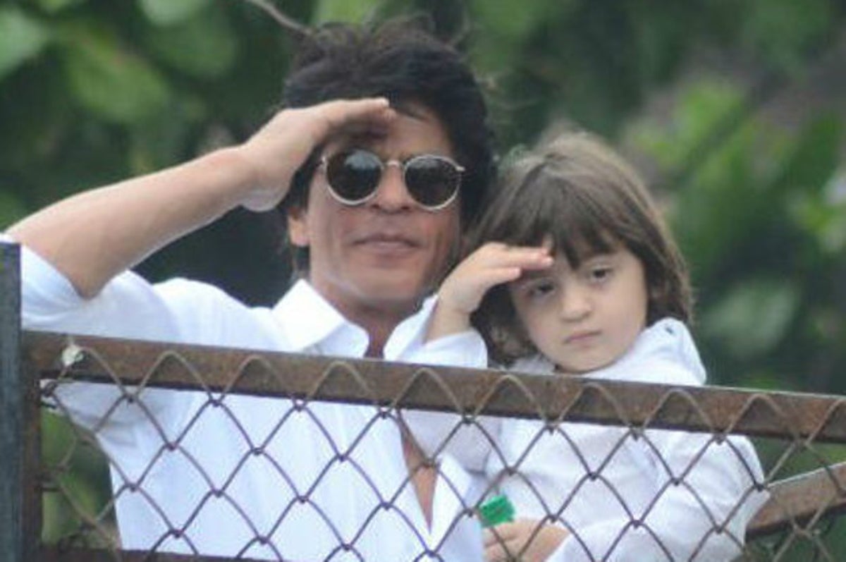 These 19 pictures of Shah Rukh Khan embracing AbRam are super cute