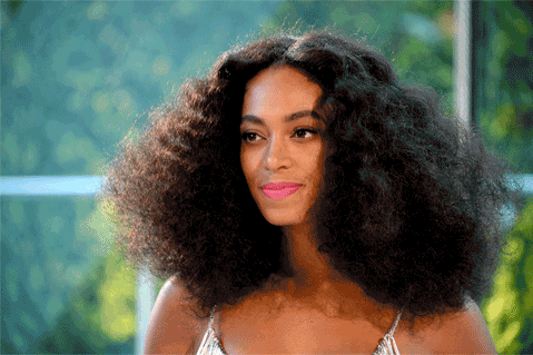 C'est vraiment CHIANT que vos cheveux soient hyper brillants après le shampoing mais ternissent en séchant. Mais dans When Good Hair Gone Bad, on vous indique différentes manières de conserver la brillance de vos boucles!Rangez vos produits hydratants (les produits avec du miel, de la glycérine, du panthénol, des protéines de blé hydrolysées et du propylène glycol) durant les mois d'hiver car ils auront l'effet opposé, «prenant l'hydratation de vos cheveux et la relâchant dans l'air sec de l'hiver». Nikki dit également qu'il vaut la peine d'investir dans des outils de soin en profondeur, comme des vaporisateurs, pour donner plus d'hydratation à vos cheveux. Et voici quelques-uns de ses produits et huiles préférés: l'huile de coco, l'huile d'olive extra vierge, l'huile d'avocat et le beurre de karité. Ils sont tous naturels et aident vraiment à hydrater les mèches sèches et cassantes pour les rendre brillantes.