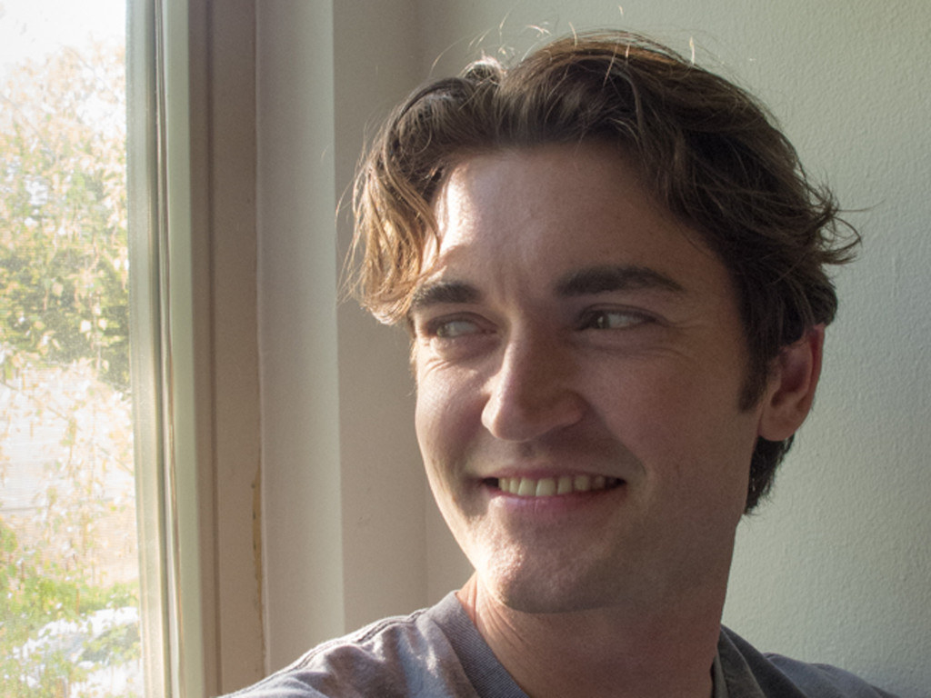 A ascensão e queda do Silk Road, site escondido na “internet profunda” que movimentava milhões com a venda de produtos e serviços ilegais (principalmente drogas pesadas), parece coisa de cinema. O documentário conta a história de como o FBI chegou até Ross Ulbricht, fundador do Silk Road hoje condenado à prisão perpétua, em uma trama que passa por chantagem e matadores de aluguel.(Alexandre Orrico)