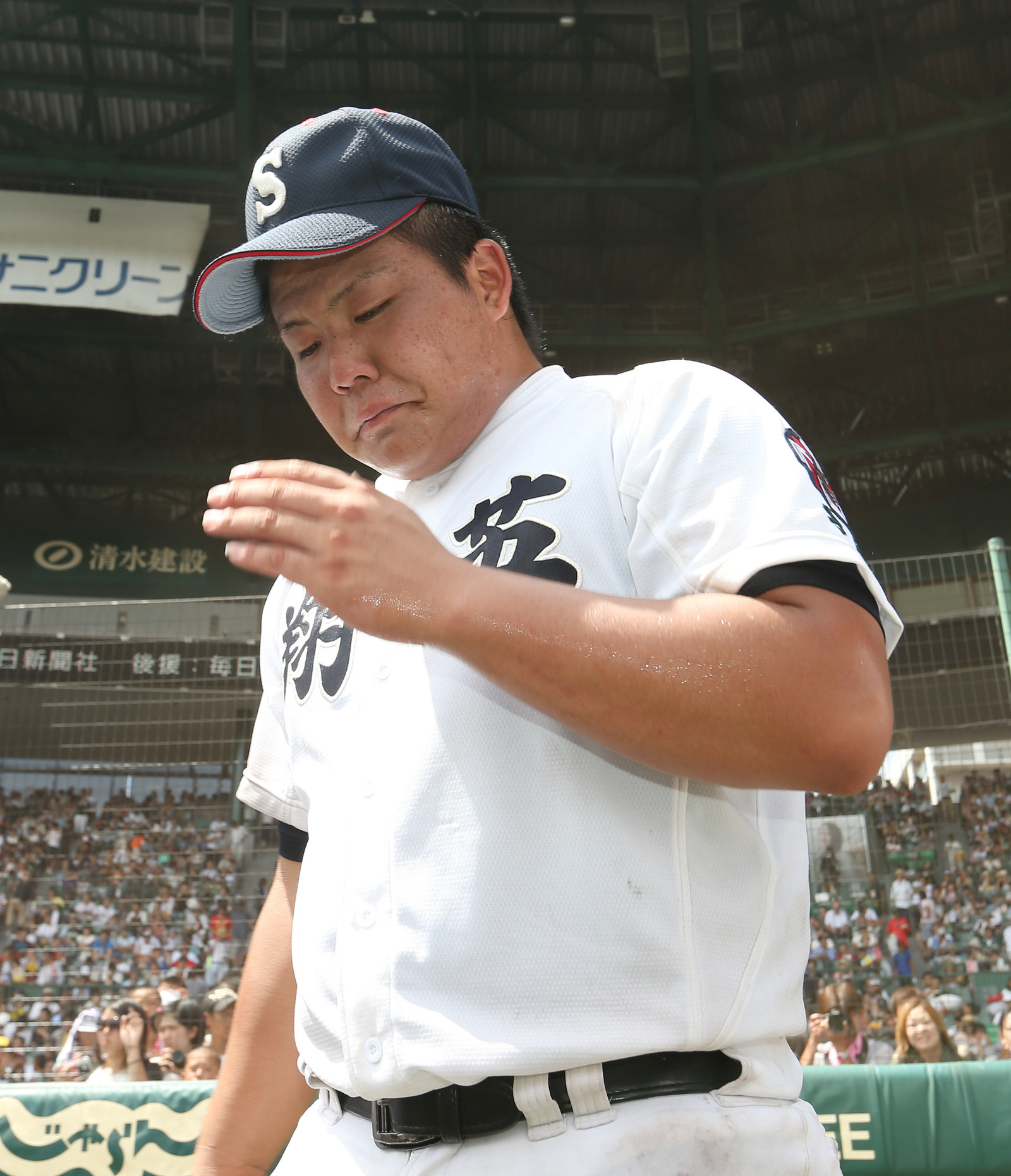 石原選手は、試合後、母親にこう感謝の言葉を述べた。「女手ひとつで育ててくれて毎日、朝早くお弁当を作ってくれた」夏は終わったが、これからも野球を続け、夢のプロ野球の世界を目指す。