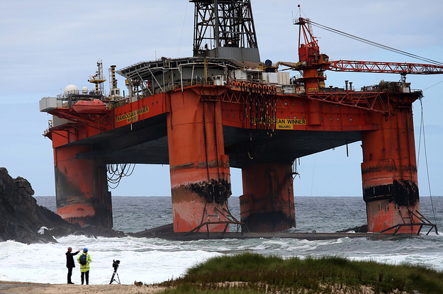 this-giant-oil-rig-just-ran-aground-on-a-tiny-scottish-island