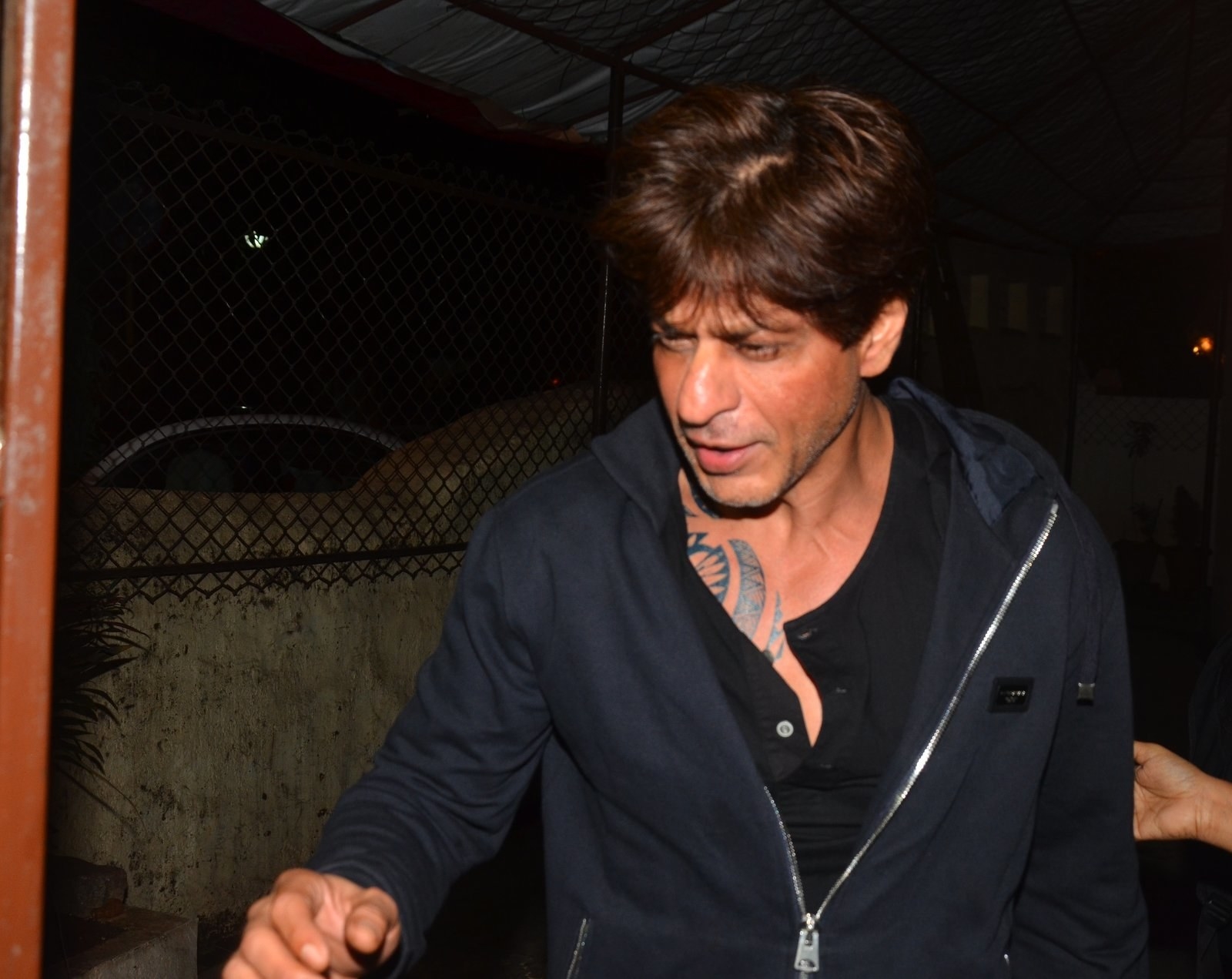 Shah Rukh Khan Attends Producer Gaurav Verma's Housewarming; Pics Of SRK  Helping Set Up Name Plate Goes Viral - Entertainment