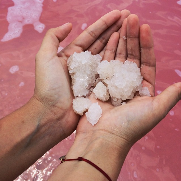 La orilla está llena de montañas saladas y cristales que la hacen ver todavía más mágica.