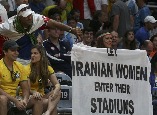 Nem todos os torcedores aprovaram a mensagem de Safai, e ao menos um homem na arquibancada fez questão de demonstrar isso.