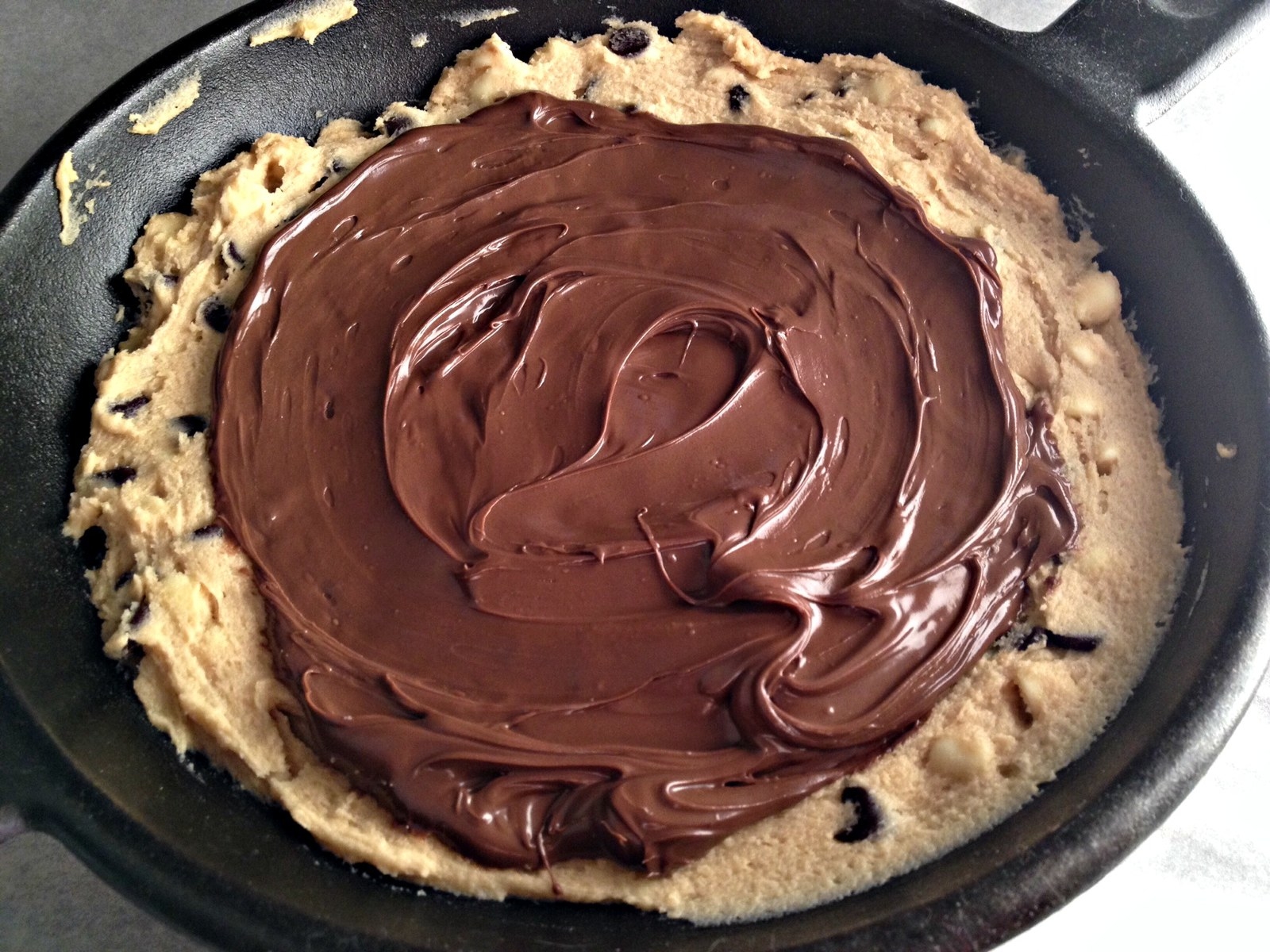 Spread the nutella on the cookie base