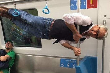 Este vovô fez uma acrobacia no metrô e deixou todo mundo de boca aberta