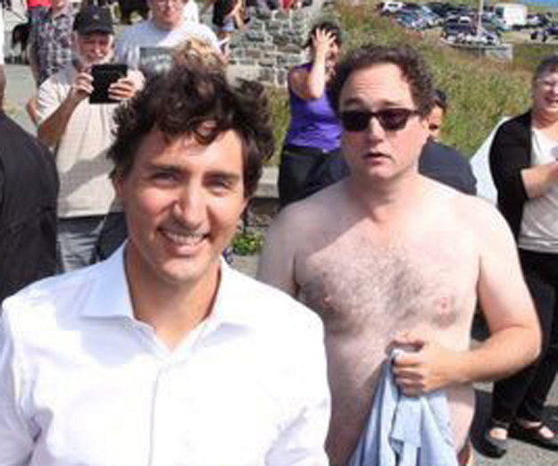 Shirtless comedian photobombs prime minister - RCI | English