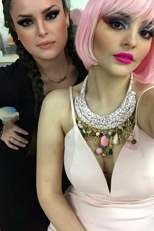 Andrea in wig with mom (www.buzzfeed.com)
