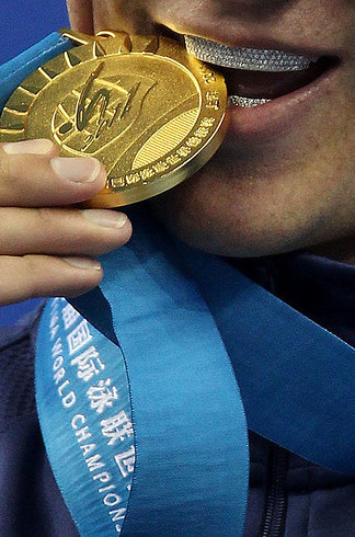 リオ五輪 表彰台の選手たちがメダルを噛む理由