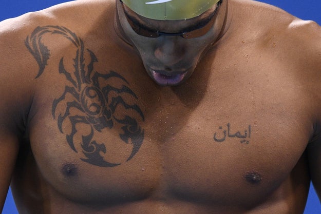 El nadador Jordan Augier sabe lo que es tener un tatuaje BADASS.