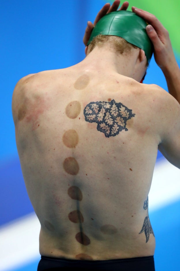 Lo que es seguro es que estos atletas le rinden tributo a su cuerpo con la tinta negra.