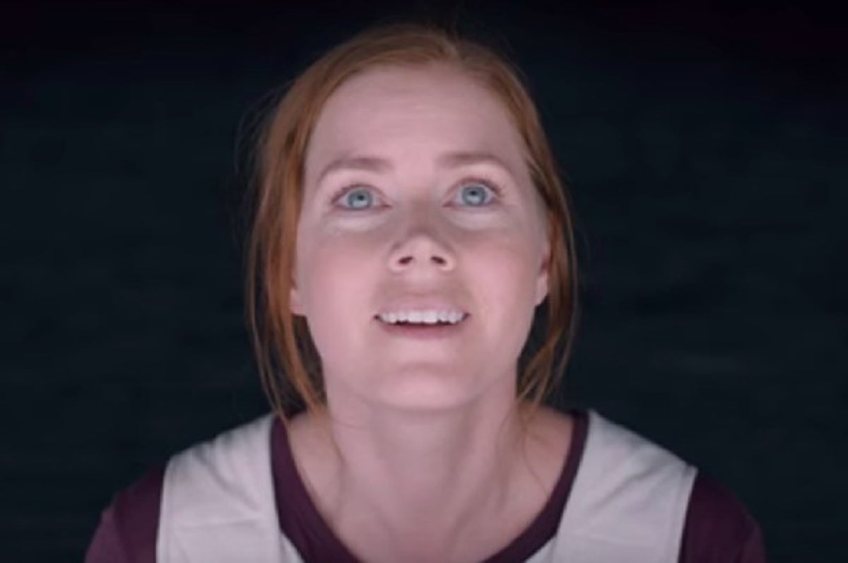 1200px x 797px - Amy Adams Is In Charge Of Talking To Tentacle-y Aliens In The New Trailer  For \