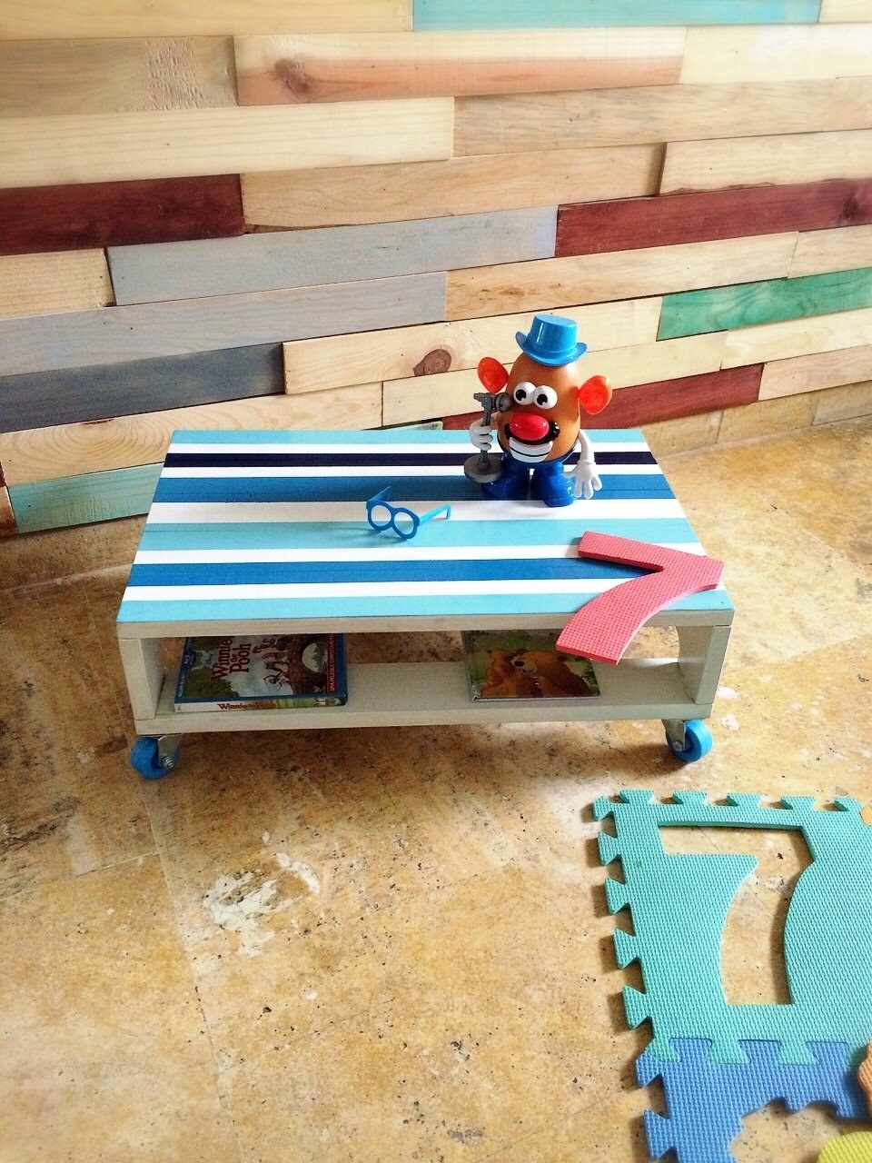 ¿Has visto esas bases de madera que frecuentemente usan en bodegas o tiendas para cargar cosas? Aquí las verás convertidas en muebles con mucha onda. Si estás interesado en reciclar sin sacrificar el estilo, en su tienda en línea vas a encontrar algo para ti.