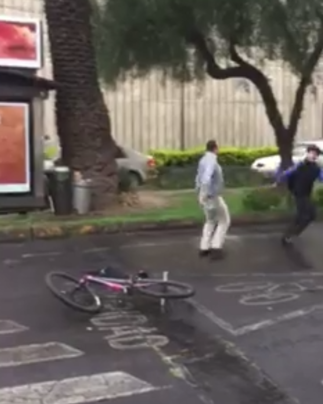 Mientras, su pareja lo apoyaba gritando leperadas. En los 25 segundos de este video nunca se ve la intervención de las autoridades. "La patrulla nunca llegó..."