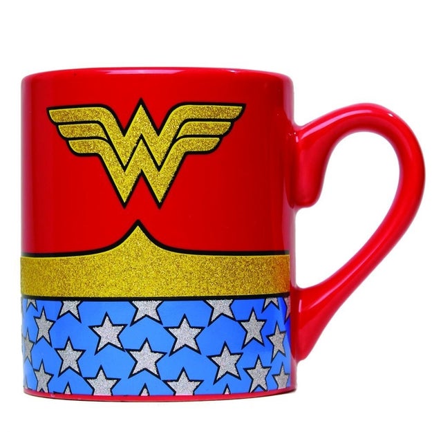 ¿Eres fan de la Mujer Maravilla? Esta taza es ideal para tu café de la mañana ($136).
