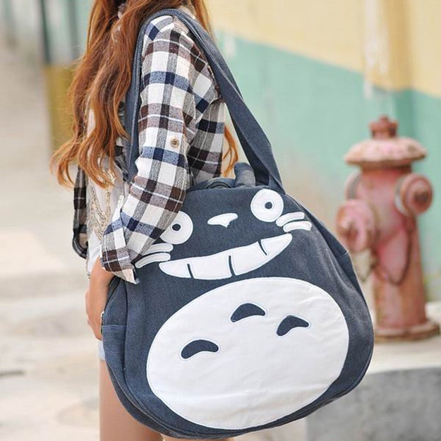 Esta mochila es justo lo que alguien que ama a Totoro necesita para llevar sus cosas ($1539).