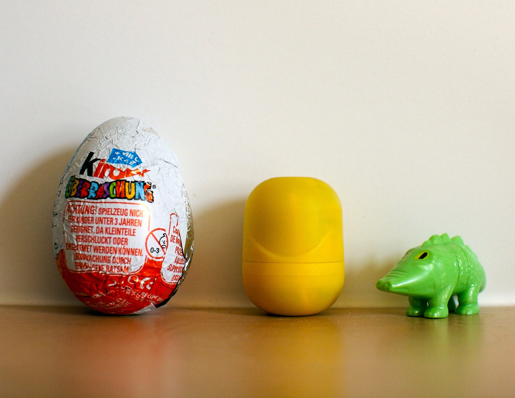 Живые киндеры. Киндер сюрприз. Киндеры игрушки. Игрушка Киндер яйцо. Яйцо из Киндер сюрприза.