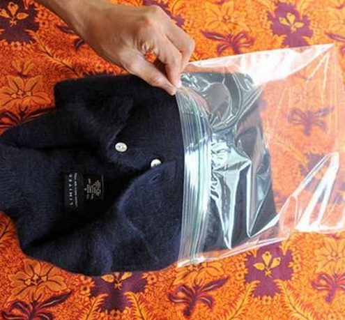 Si tu suéter de angora no deja de soltar pelusa, ponlo en una bolsa de plástico y mételo al congelador.