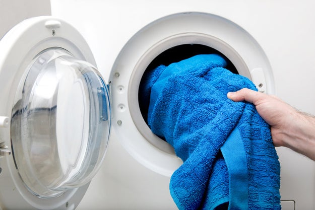 Seca tu ropa húmeda en tiempo record colocando una toalla en la secadora con el resto de tus prendas.