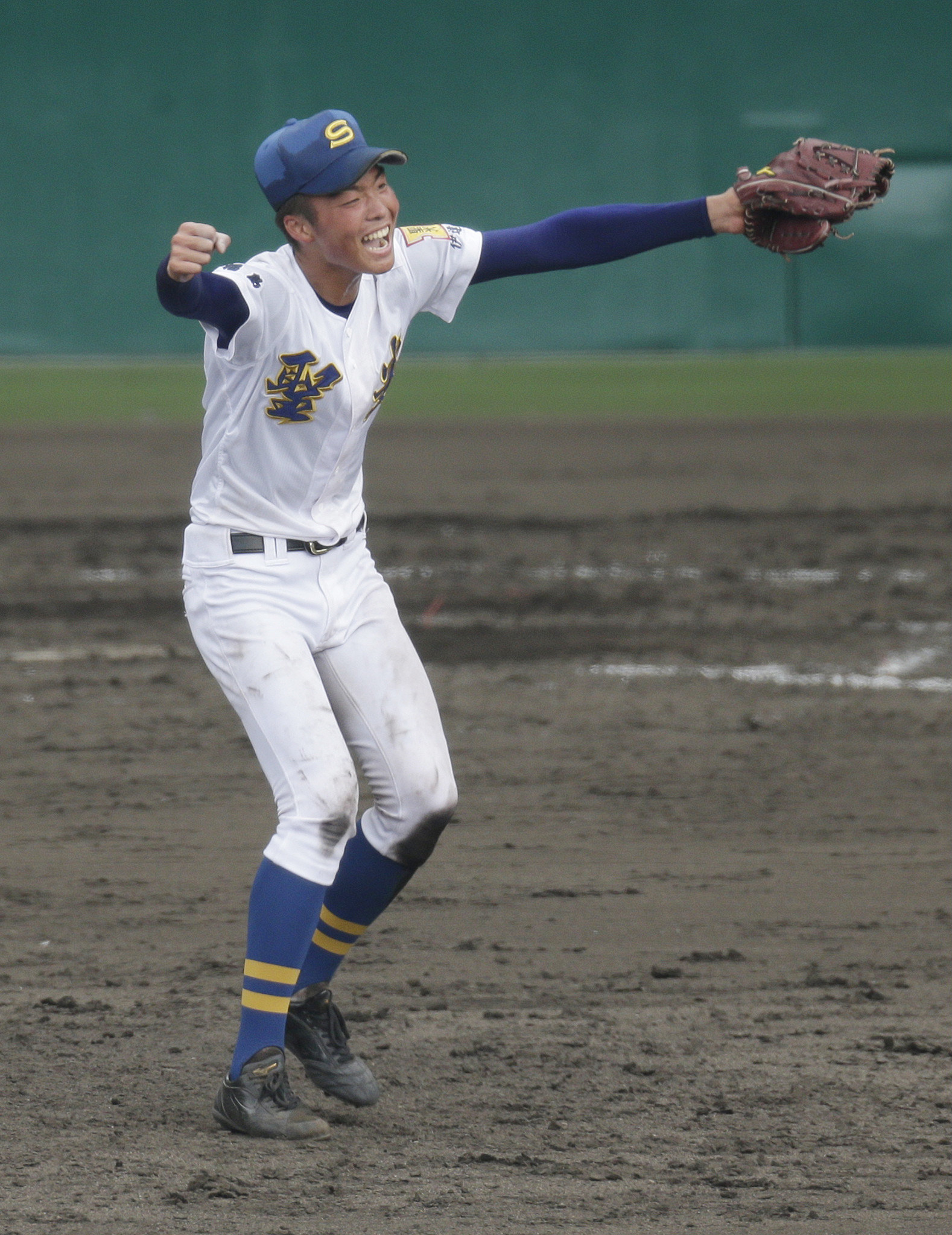 3回戦で東邦に完投勝利し、喜ぶ聖光学院先発の鈴木駿輔投手。