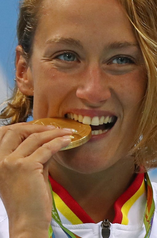 Pourquoi Les Athletes Mordent Ils Leur Medaille Sur Les Photos Pourquoi Les Athletes Mordent Ils Leur Medaille Sur Les Photos
