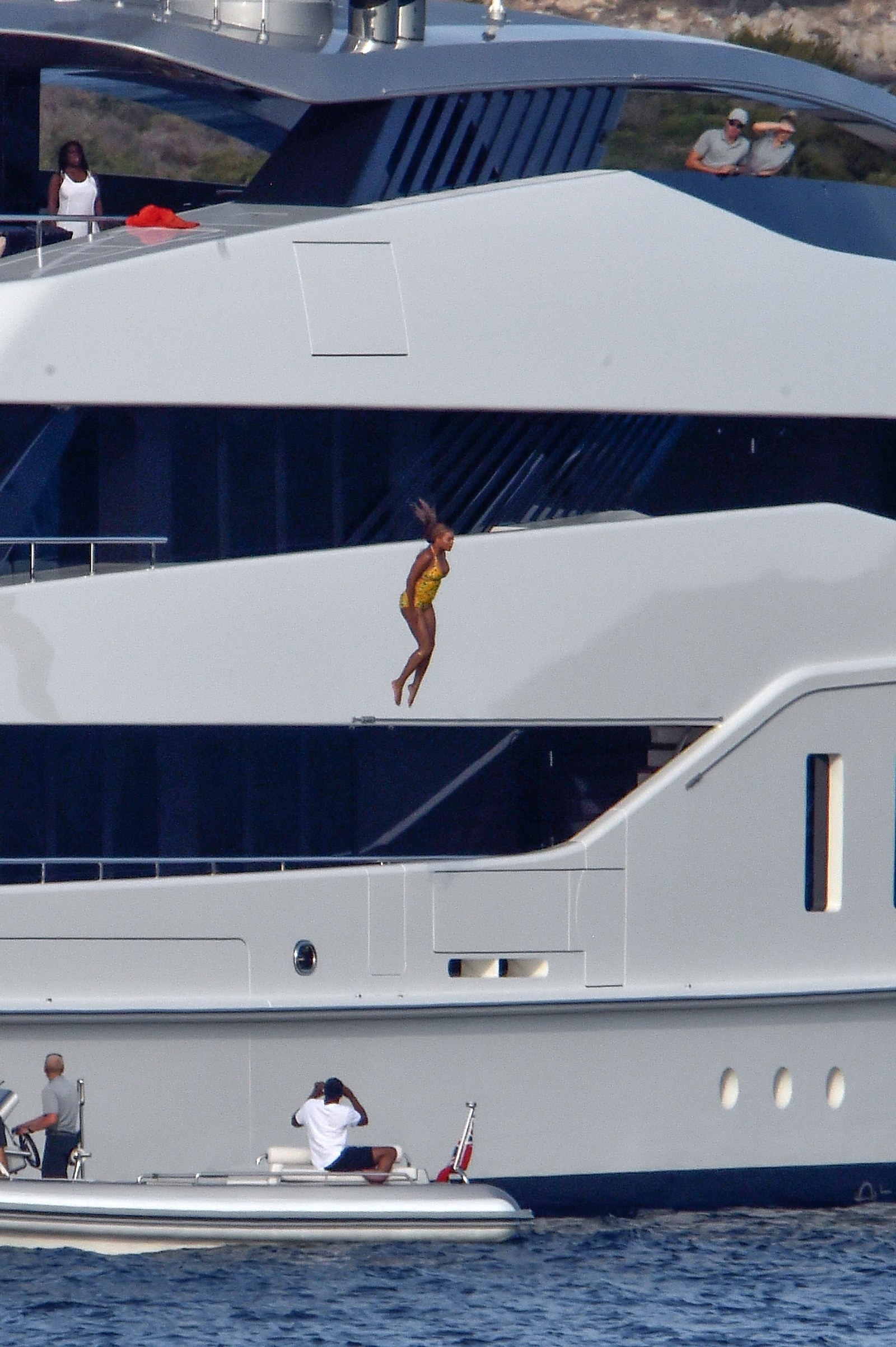 did beyonce jump off yacht