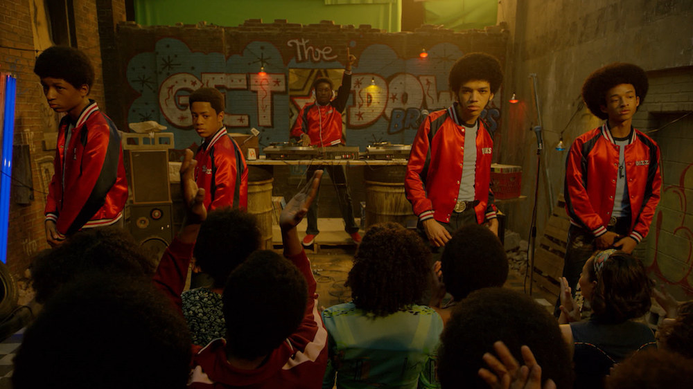 Aunque las tramas son muy diferentes, en las dos series vemos a un grupo de niños/adolescentes que están en el centro de algo mucho más grande que ellos. En The Get Down, son unos adolescentes que aunque preferirían pasar sus días escuchando música y viendo películas de kung fu acaban en medio de un enorme movimiento cultural.