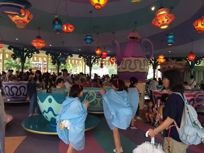 停電したディズニーランドでキャスト神対応 その裏に徹底した防災訓練