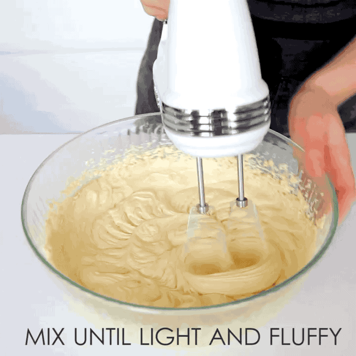 Si votre appareil à gâteau nécessite de beaucoup utiliser le batteur (comme pour ce gâteau d'anniversaire parfait), cela demande moins d'énergie de faire pivoter le bol plutôt que de déplacer le batteur. Vos avants-bras vous diront merci.
