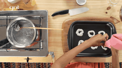 E você pode simplesmente fazer na sua casa. Veja essa receita da Bela Gil, por exemplo.