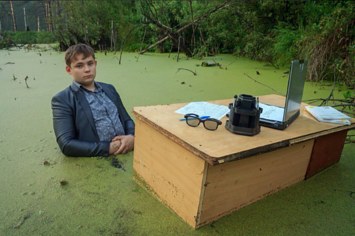 Este cara fez um ensaio fotográfico em um pântano e tornou-se um grande meme