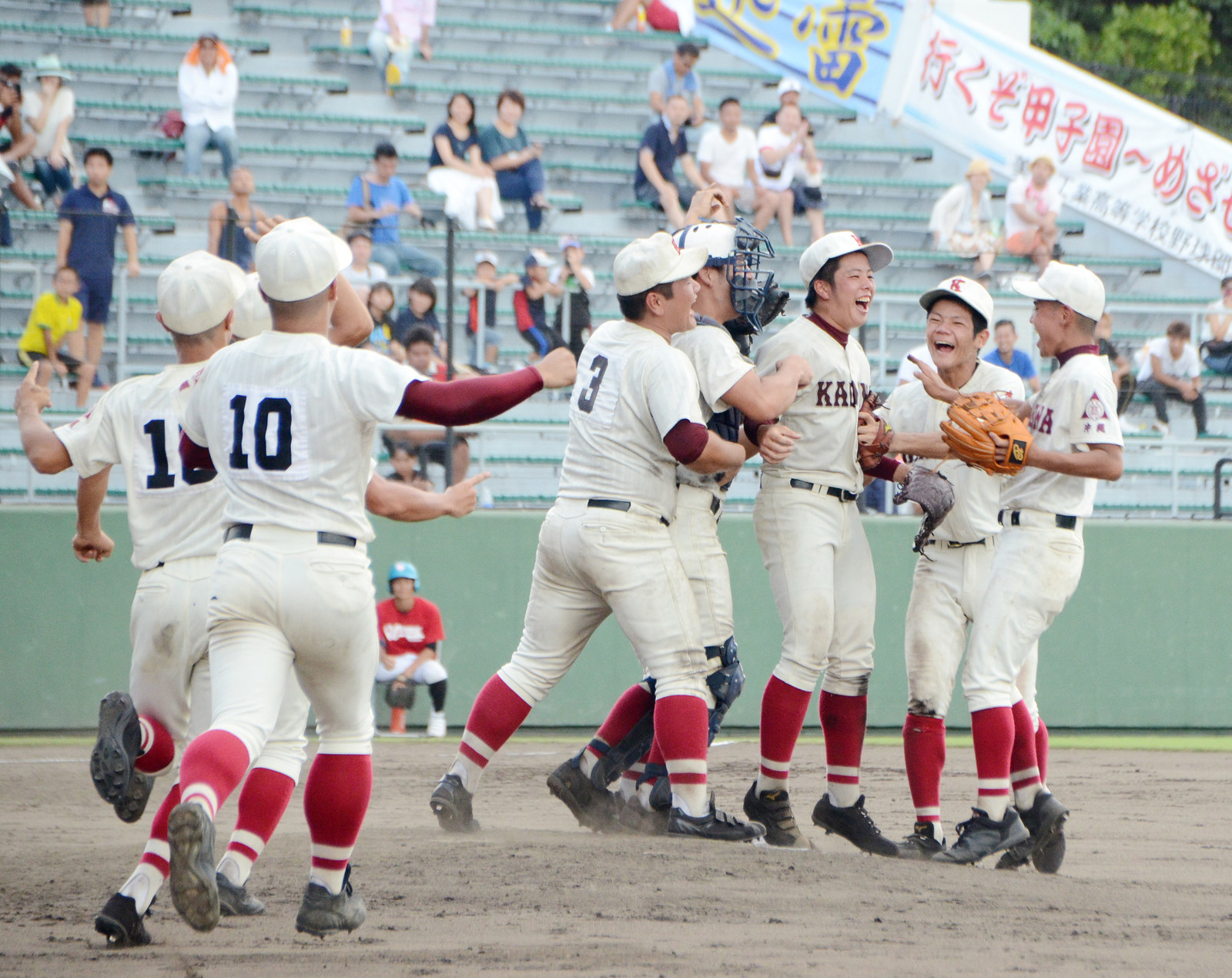 甲子園でベンチに入れるのは18人。全校で882人になるが、そのうち、それぞれの県内にある中学を出ている選手は575人。割合でいうと、6割5分になる。18人全員が県内中学出身なのは、中越(新潟)や大分など。夏の甲子園は初めてとなる沖縄の嘉手納もそのひとつ。学校の500メートル先には町の面積の82%を占める米軍基地があり、練習中には飛行機の轟音でお互いの声が聞こえなくなってしまうという。