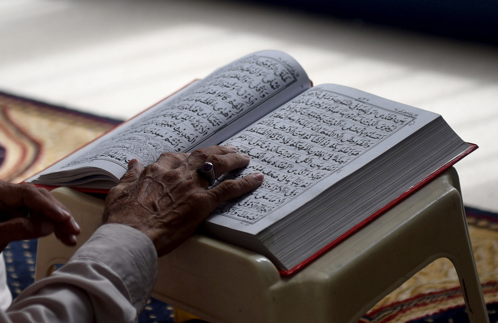 Читать коран в телефоне. Чтение Корана. Коран читать. Куран.